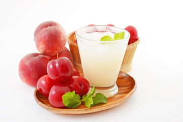 新鮮な果物とジュース