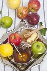 honey with apple for Rosh Hashana – jewish new year
