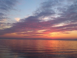 Splendidi riflessi colorati in cielo e nel lago