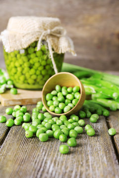 Fresh  and canned peas in bowl and glass jar