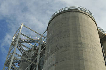 Concrete cooling tower