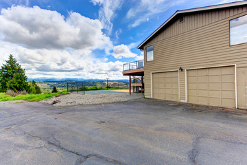 Obraz premium Garage and driveway. Backyard tennis court