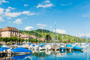 Fototapeta na wymiar Beautiful landscape of a small town on the lake Geneva