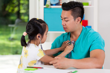 Obraz premium Asian girl examining her dad