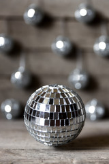 Hintergrund mit silbernen Christbaumkugeln