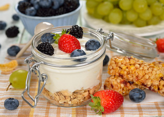 Diet dessert of yogurt and berries