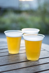 ビール　屋外　プラスチックカップ