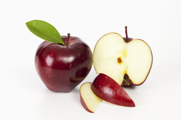 Rote Äpfel ganz und halbiert