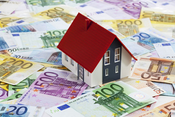 Modellhaus auf gemischten Euroscheinen