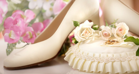 scarpe da sposa con fedi nuziali
