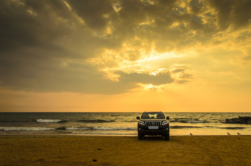 Auto am Strand von Negombo, Sri Lanka bei Sonnenuntergang