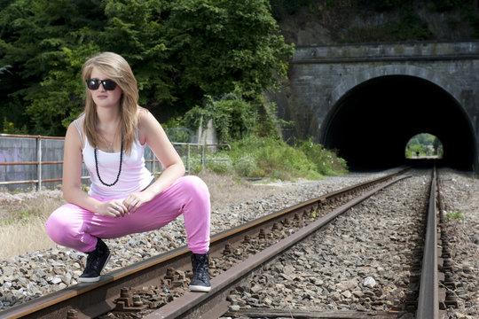 Jeune fille rebelle (rails)