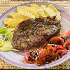 Braciola di maiale con patate e pomodoro