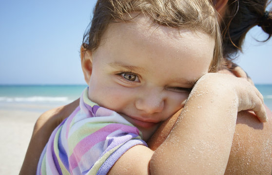 Bimba abbracciata alla mamma