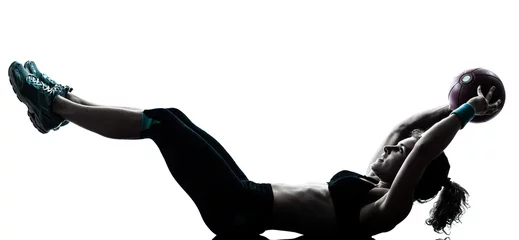 Gardinen Frau, die Fitness-Ball-Workout-Silhouette trainiert © snaptitude