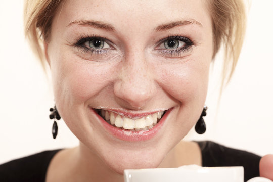 Portrait einer jungen Frau beim Milch trinken