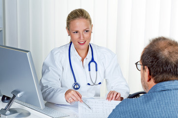 Ärztin mit Stethoskop spricht mit Patienten