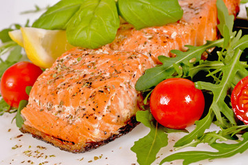 Grilled salmon with arugula and tomatoes