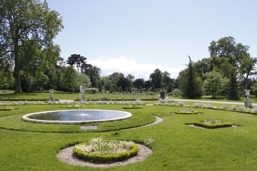 Pelouse et fontaine du parc de Bagatelle à Paris