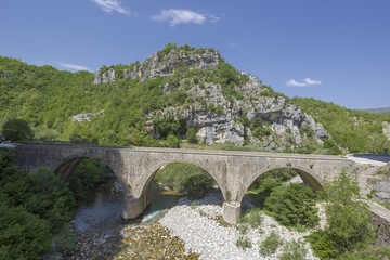 Fototapeta na wymiar old stone bridge in Zagoria, Epirus, Western Greece