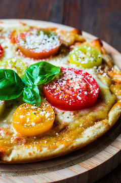 Pizza with tometoes and cheese