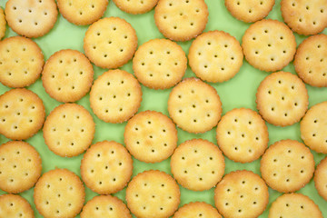 Close view of snack crackers on green plate