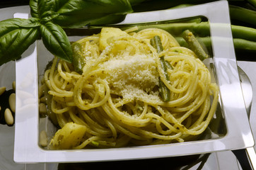 Spaghetti al pesto genovese fagiolini e patate Cucina italiana