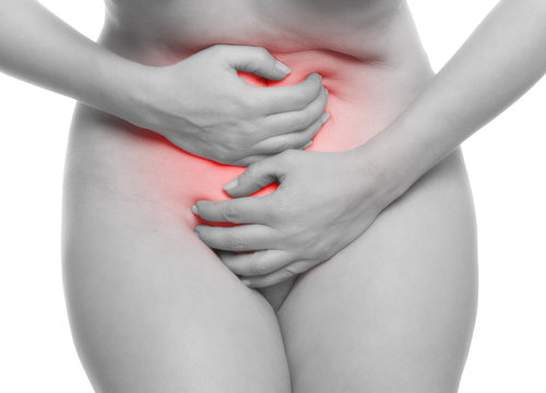 Frau mit Magenkr&auml;mpfen