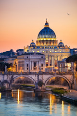 Fototapeta premium Wgląd nocy Bazyliki Świętego Piotra w Rzymie, Włochy