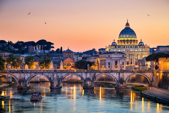 Fototapeta Fototapeta Widok na Bazylikę św. Piotra i Rzym podczas zachodu słońca na zamówienie