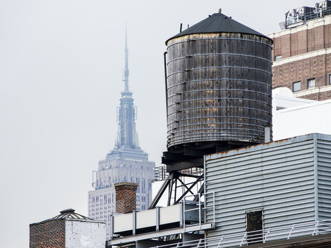 Fototapeta Water Tower With Empire State Building