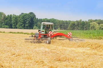 Obraz premium Ernte, Stroh zum Trocknen wenden