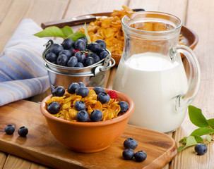 Corn flakes with fresh blueberries and milk