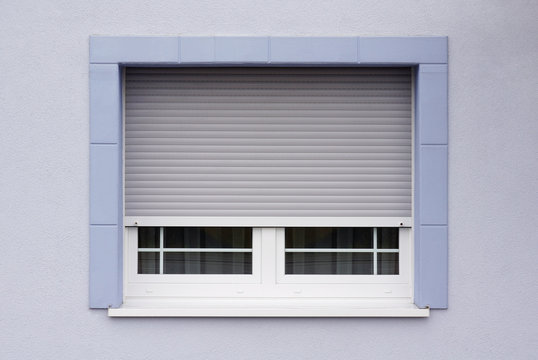 Modernisiertes Fenster mit Rolladen