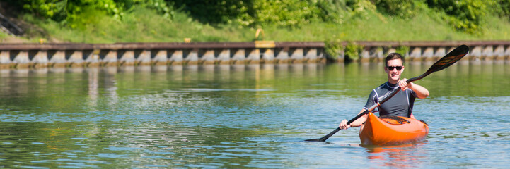 paddler auf dem kanal