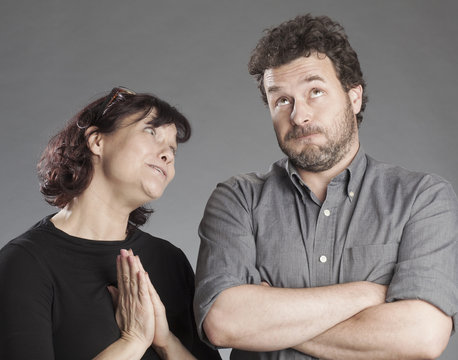 Frau bettelt, Mann seufzt