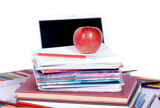 fournitures scolaires et une pomme
