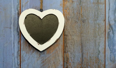 Obraz na płótnie Canvas Heart shaped shabby chic chalk board