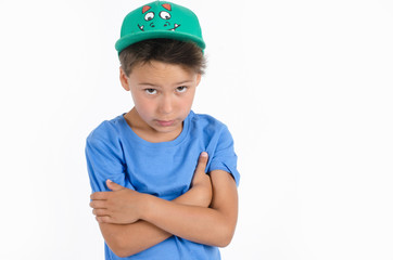 Junge mit schüchternem Blick