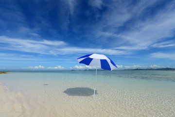 爽やかな夏空と美しいビーチ