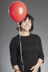 Frau mit rotem Ballon