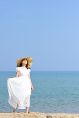 Fototapeta na wymiar 日本のビーチと白いドレスの女性