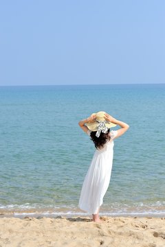 白いワンピースと麦わら帽子を着て海を眺める女性 Stock Photo Adobe Stock