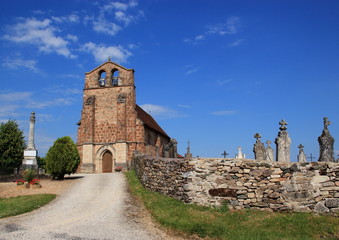 Fototapeta na wymiar Eglise et cimetière de Sainte-Trie (Dordogne)