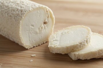 Fresh caprifeuille cheese