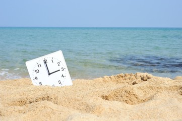 夏のビーチとアナログ時計