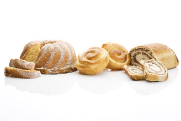 Nußstrudel, Hefeschnecken mit Cremefüllung, Guglhupf, Studio