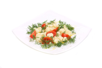 Cauliflower salad with tomatoes and dill.