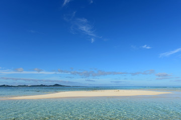 美しい沖縄のビーチと夏空