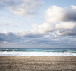 Holzterrasse am Ozean
